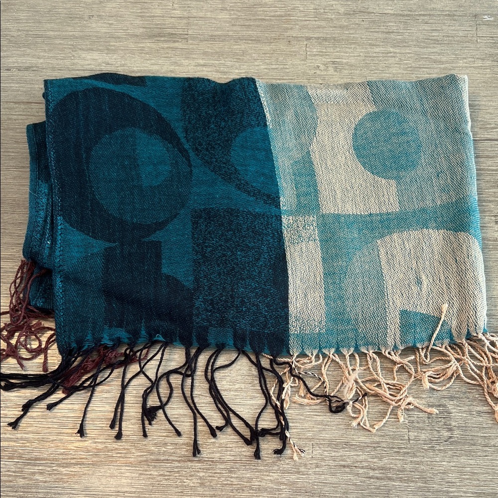 Green and beige scarf with geometric design